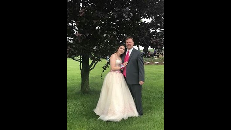 Robert Brown mengajak Kaylee ke prom night