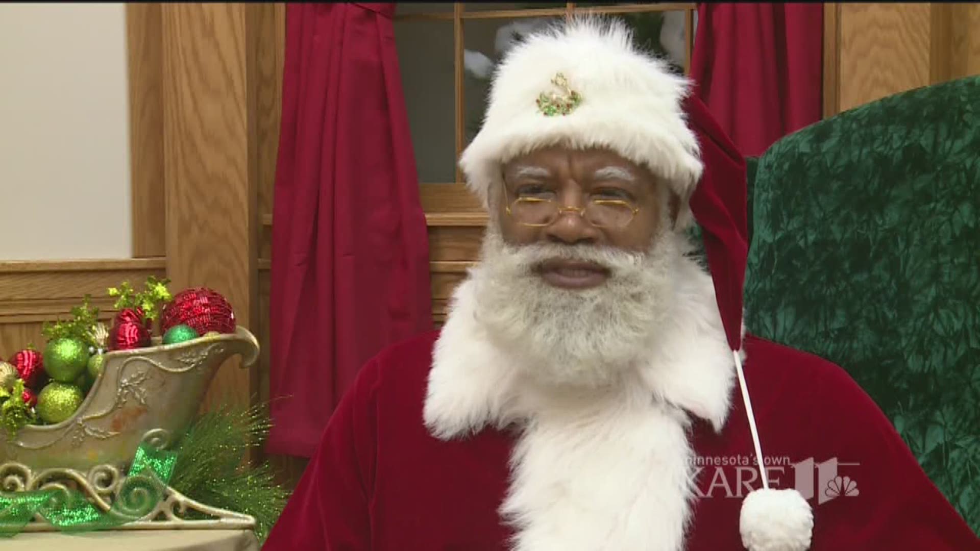 Mall of America welcomes 1st black Santa