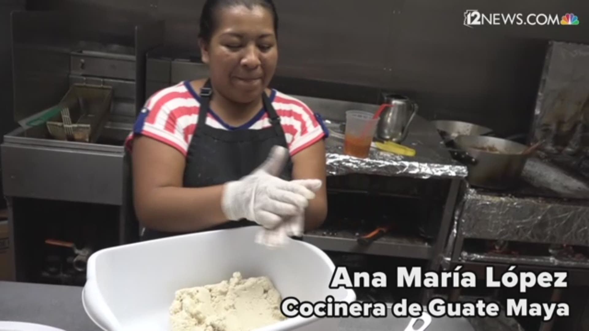 Ana María López, cocinera de Guate Maya, nos muestra como hacen en el restaurante las tortillas hechas a mano y a la orden.