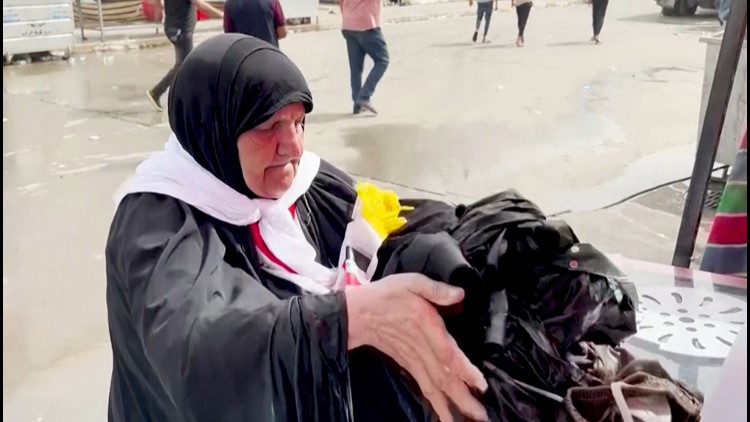 Iraqi Elderly Woman Offers Free Laundry Services to Protestors