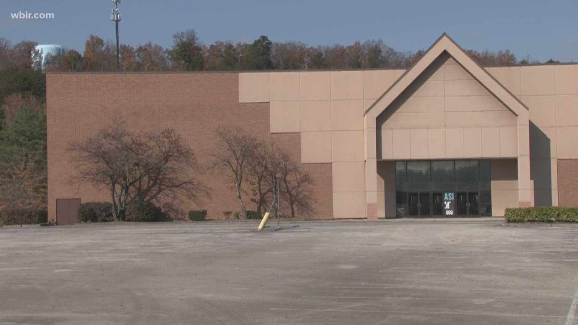 While more stores are closing in Knoxville Center mall, once business owner says she is expanding.