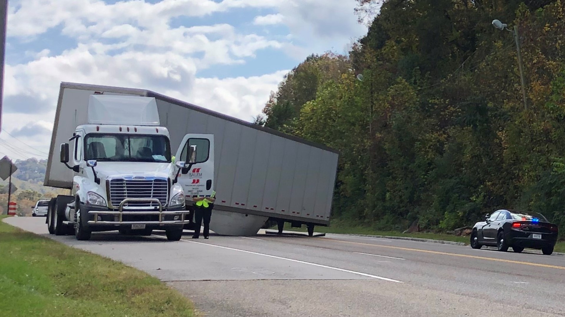 Crash knocks back wheels off tractortrailer on Clinton Hwy