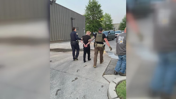 18-year-old in custody after pointing a gun at Alcoa deputy