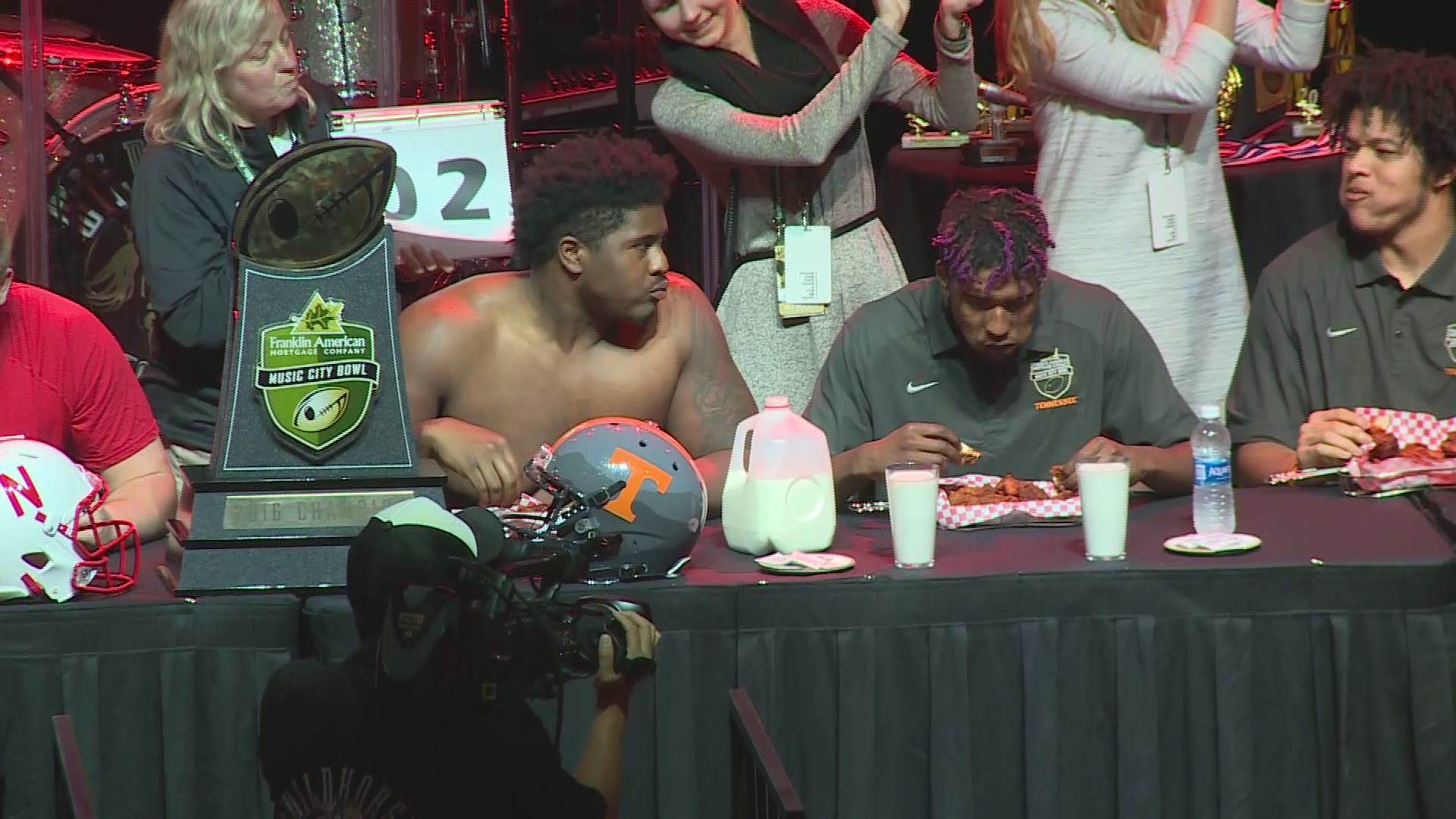 Charles Mosley put away 11 Hattie B's hot chicken tenders but Garrett Johns and Nebraska topped the Vols in the eating competition at the Music City Bowl Welcome Party.