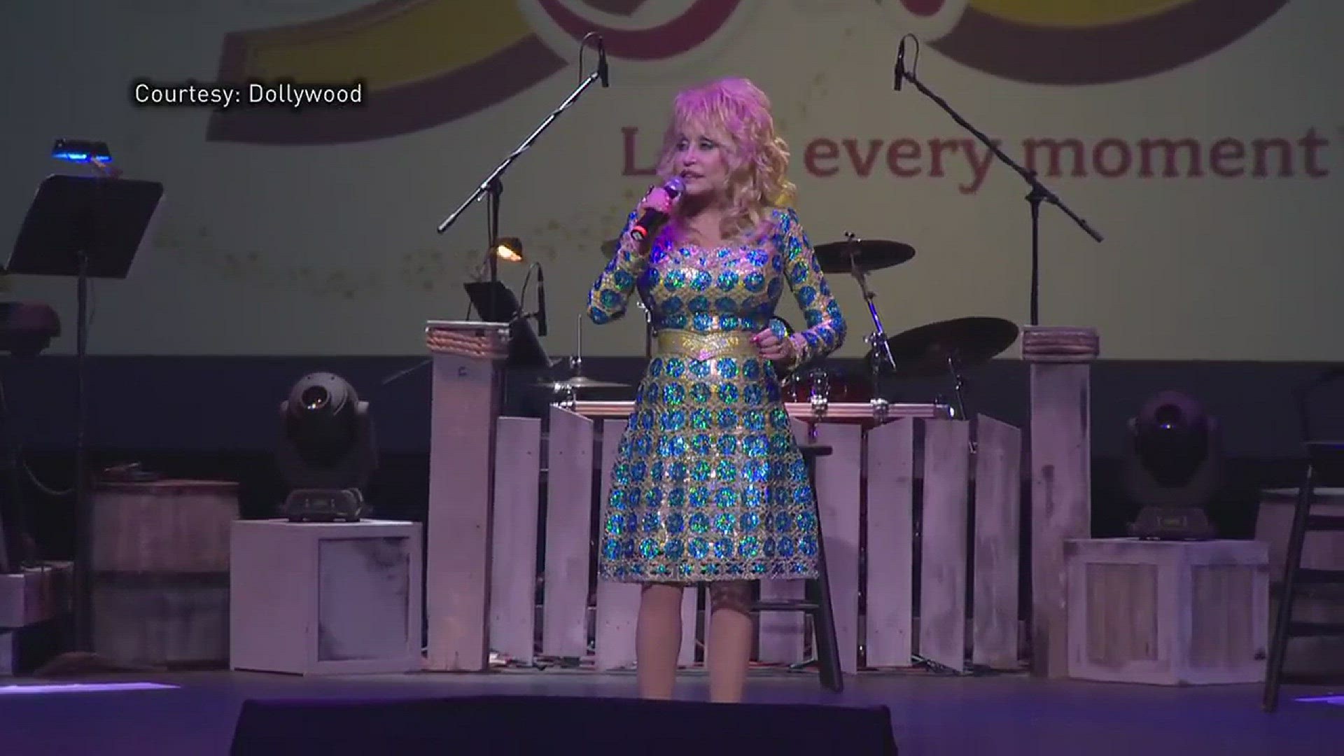 Dolly Parton sings Jolene at Knoxville concert