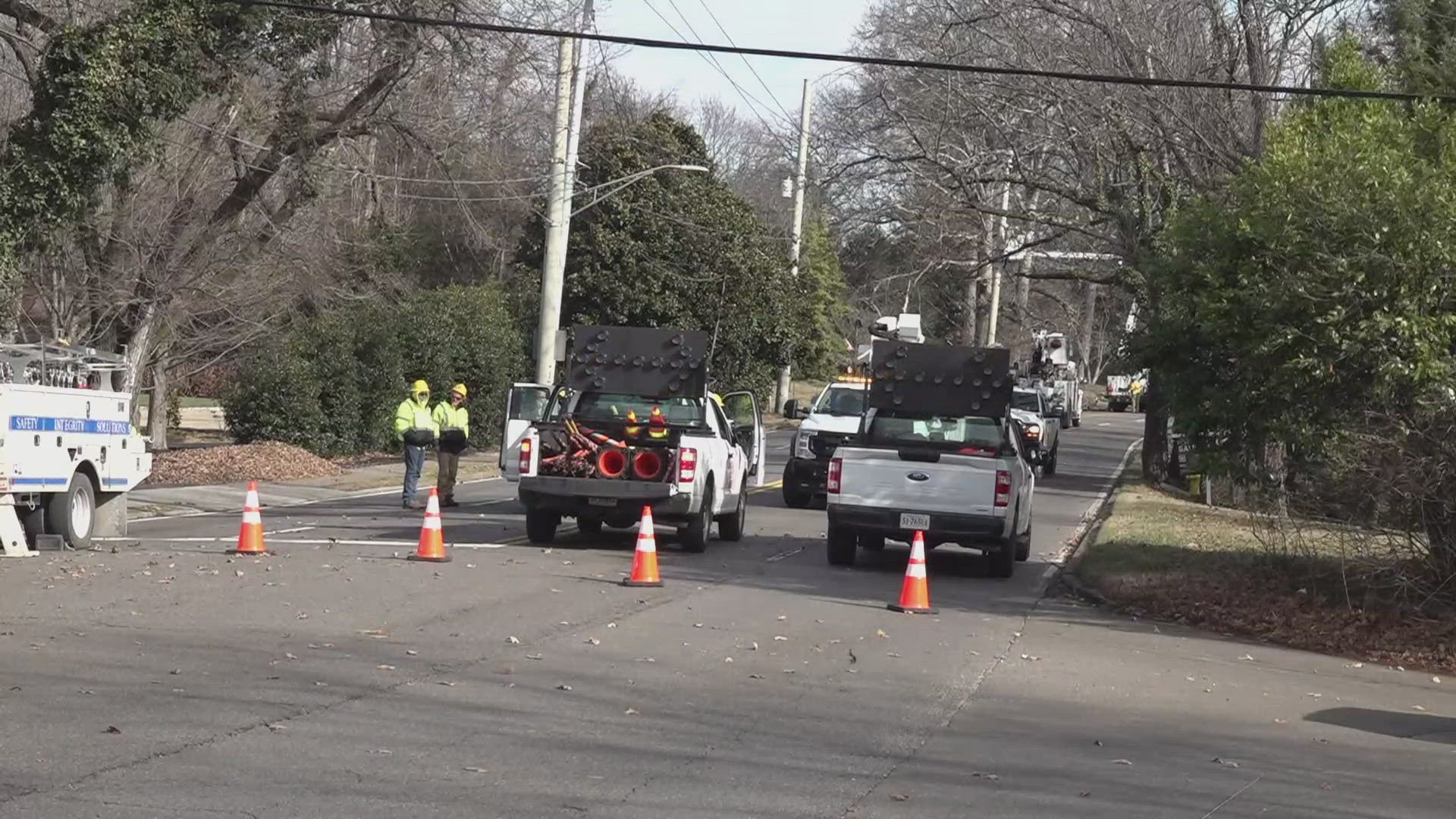 Part of Kingston Pike closed after tree falls on power lines | wbir.com