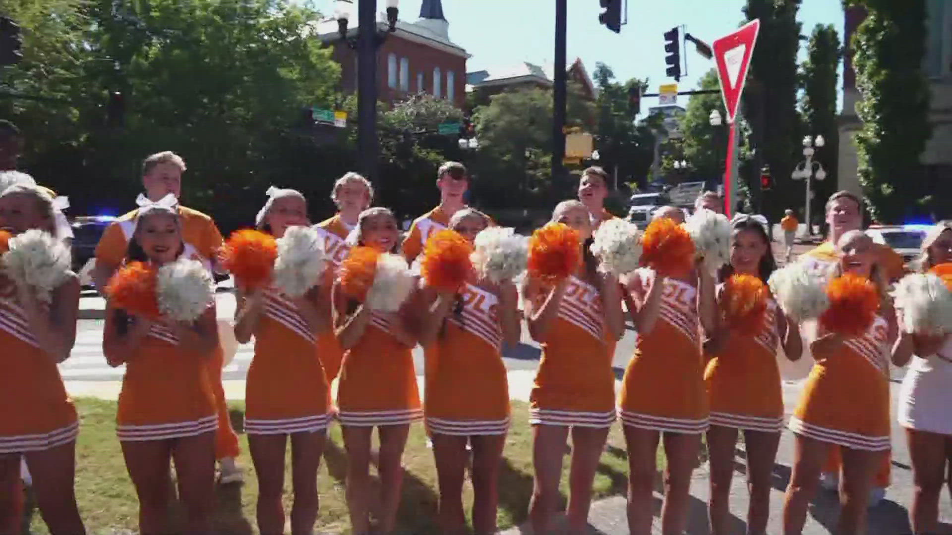 Vols cheerleaders welcome Tennessee baseball home | wbir.com