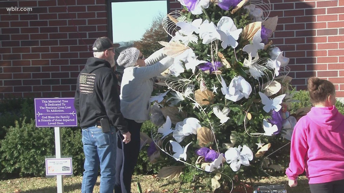 Families gather to decorate Christmas tree, remember loved ones who passed away due to drug use