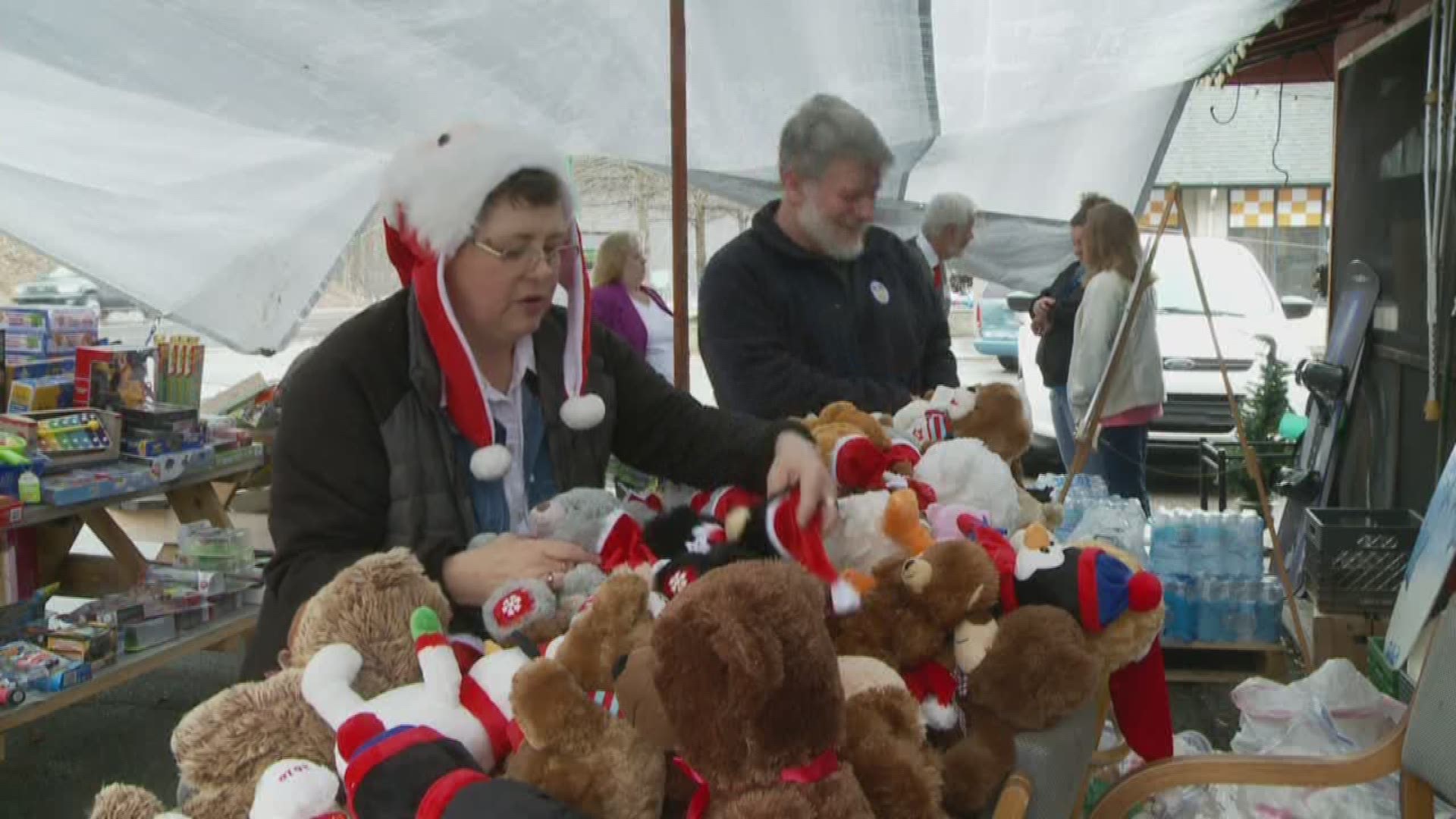 A Virginia couple brought more than 1,000 stuffed animals to Gatlinburg to bring gifts to wildfire victims. (12/24/16 6PM)