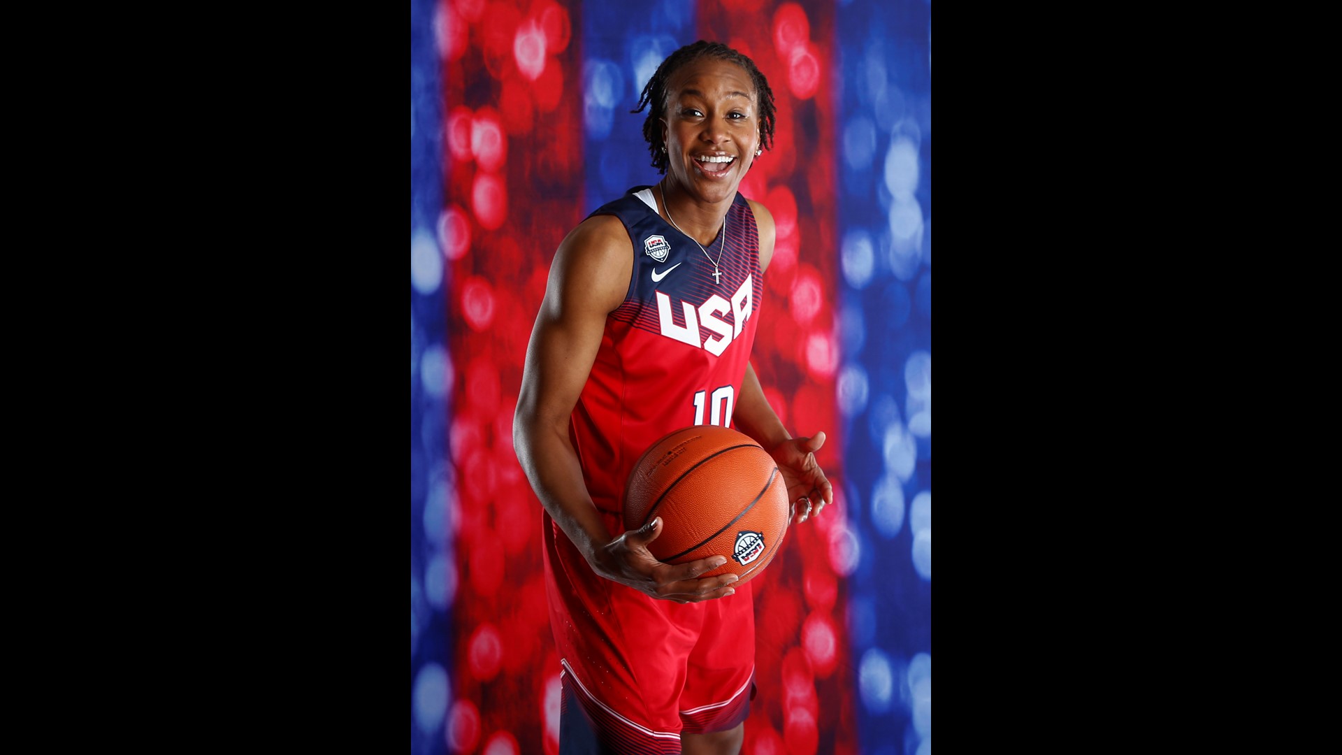 Tamika Catchings will join Pat Summitt and Joan Cronan in the Women's Basketball Hall of Fame.