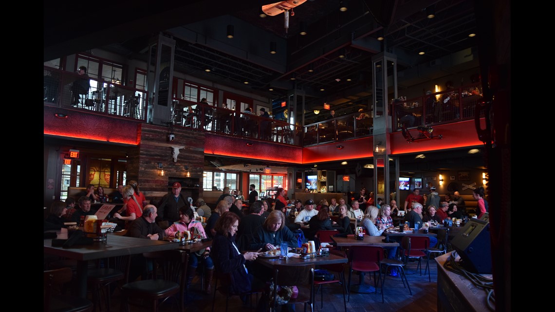 Tour Blake Shelton's new restaurant 'Ole Red' in Gatlinburg in 360