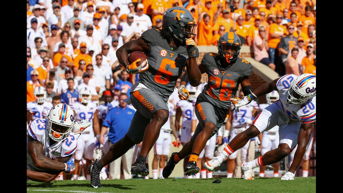 NASHVILLE, TN - DECEMBER 30: Tennessee Volunteers running back Alvin Kamara  (6) runs the ball during the Music City Bowl between the Tennessee  Volunteers and Nebraska Cornhuskers on December 30, 2016 at