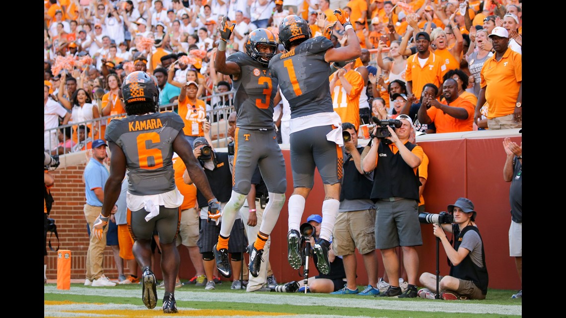 NASHVILLE, TN - DECEMBER 30: Tennessee Volunteers running back Alvin Kamara  (6) runs the ball during the Music City Bowl between the Tennessee  Volunteers and Nebraska Cornhuskers on December 30, 2016 at