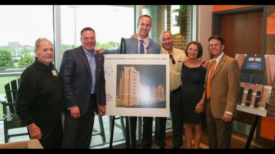 Video Peyton Manning sings 'Rocky Top' at Nashville bar