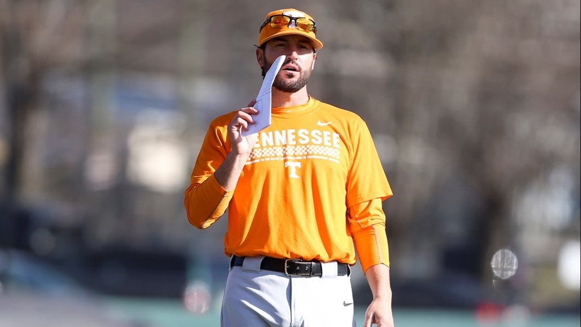 Tennessee gives baseball coach Vitello raise and extension 