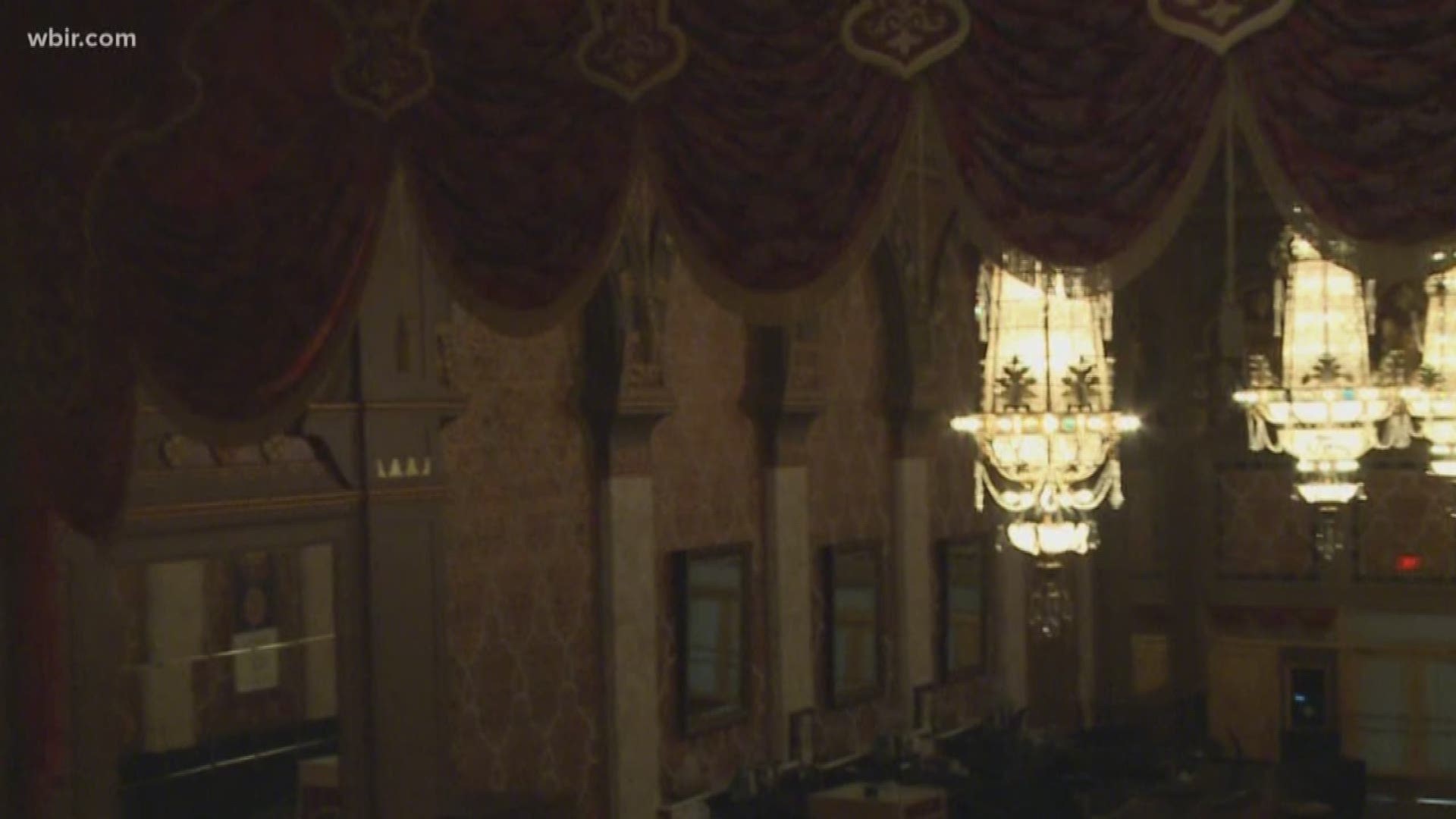 How many doors are there in the Tennessee? Who are the lobby chandeliers named after?