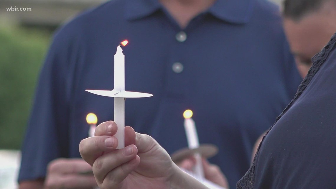 Community gathers in Roane Co. for candlelight vigil as part of National Police Week - Vimarsana News