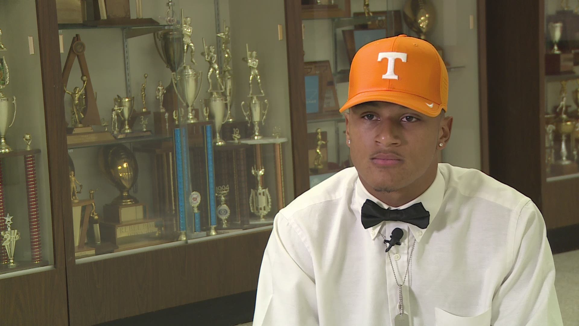 Alontae Taylor will enroll at Tennessee in January to begin his college career. The four-star receiver from Coffee County High School in Manchester, Tenn. signed his letter of intent on Friday.