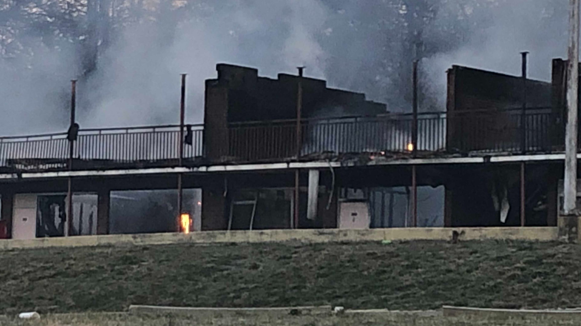 Authorities respond to fire at Parkway Inn in Jellico