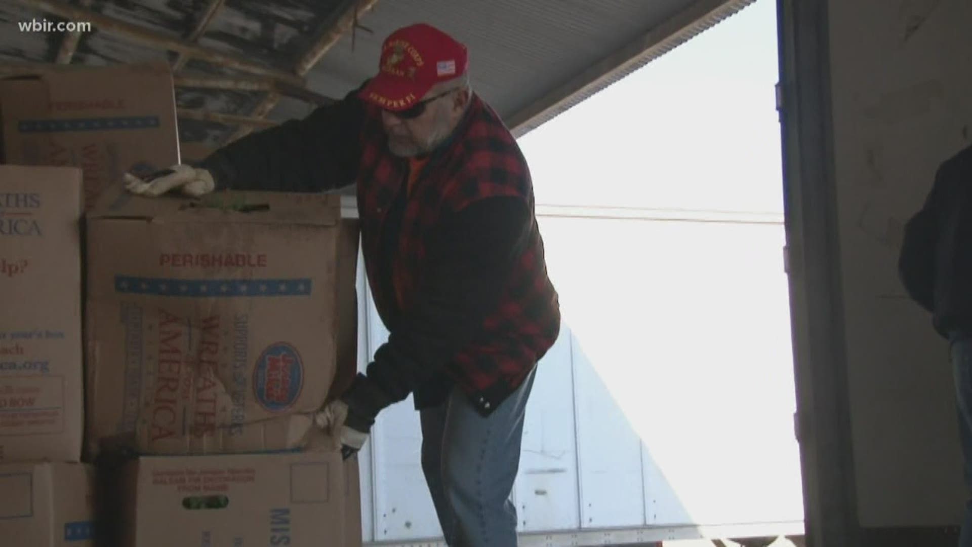 Thousands of wreaths arrived in East Tennessee Thursday to be placed on the graves of veterans this holiday season.