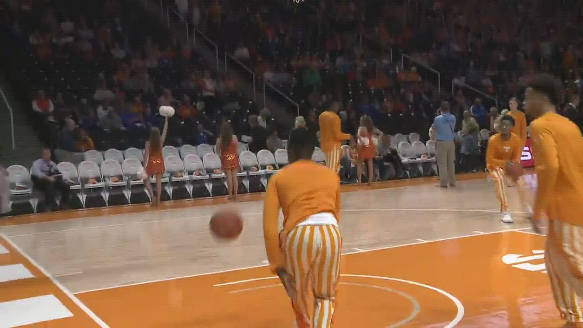 Kwe Parker only played three minutes for the Vols on Tuesday, but his pregame dunks are a spectacle to behold.