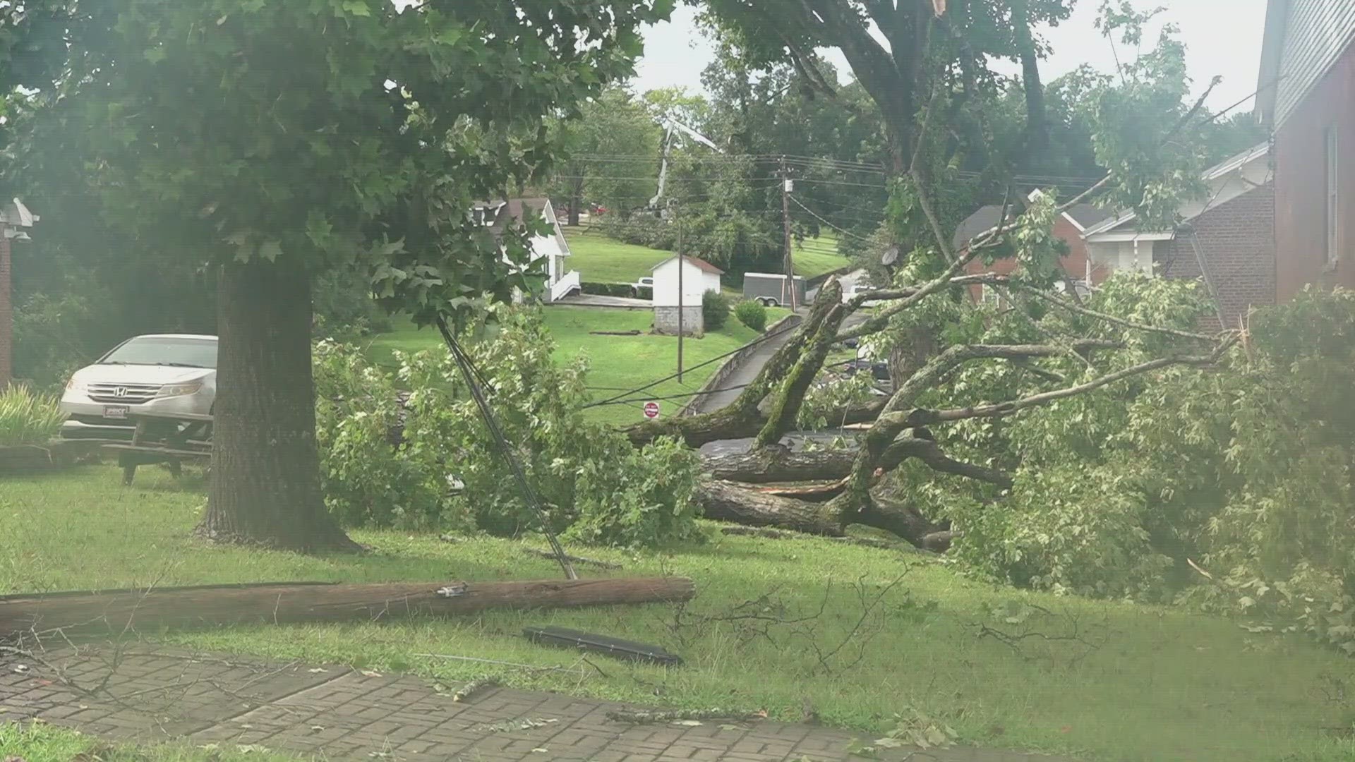 An e-f 2 tornado in west Knoxville displaced hundred of people at an apartment complex, and straight-line winds peeled the roof off Loudon County High School.