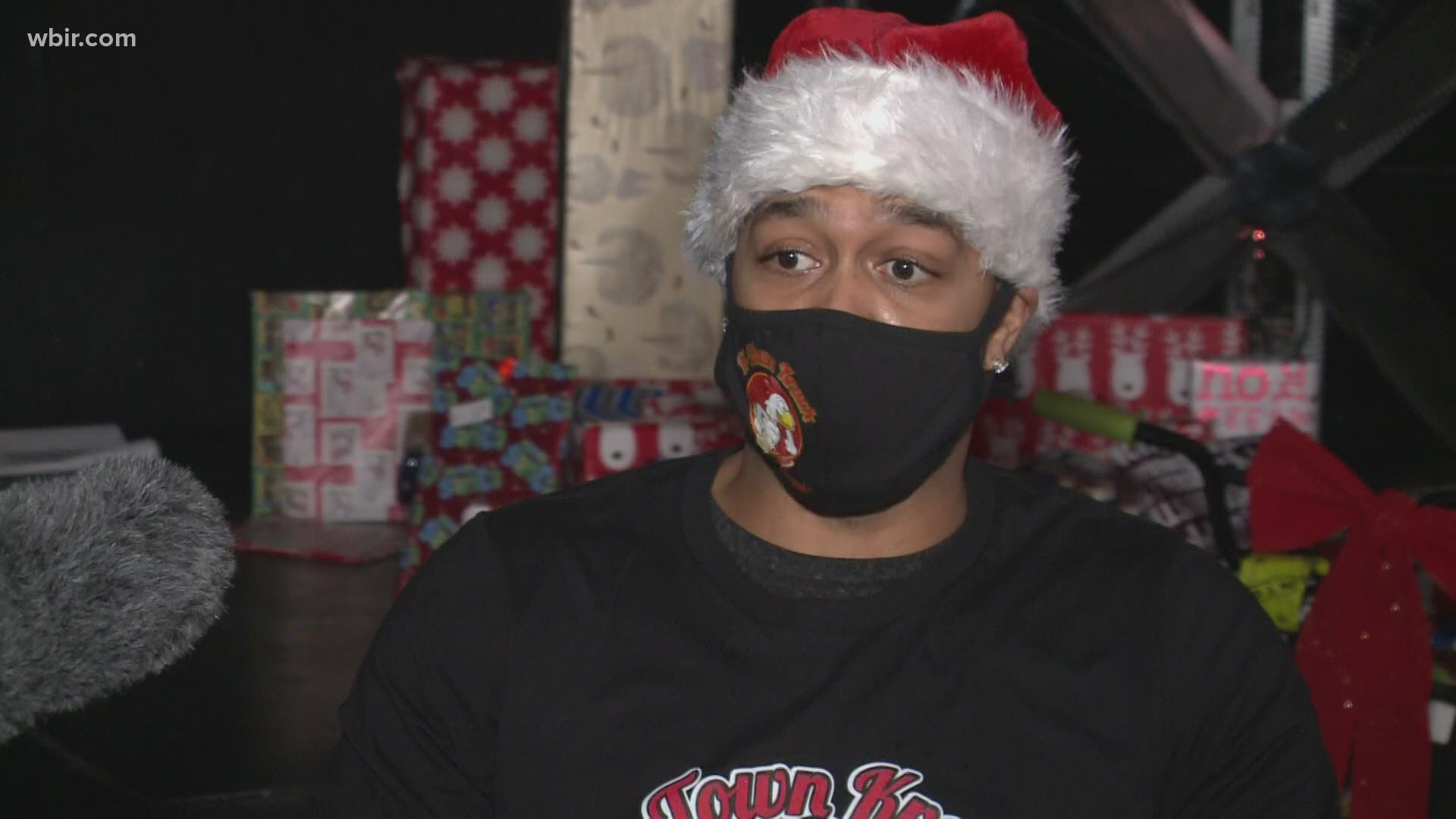 Former NBA player Boo Jackson and some volunteers are brightening up Christmas for some families.