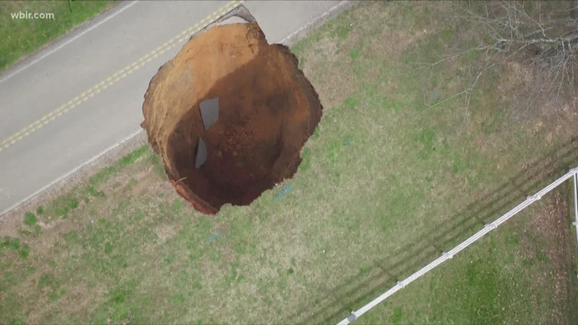 How does a massive sinkhole form?