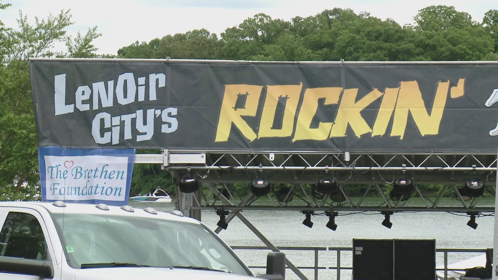 Tennesseans kicked off their Memorial Day weekend at the 21st annual "Rockin' the Docks" event at Lenoir City Park.