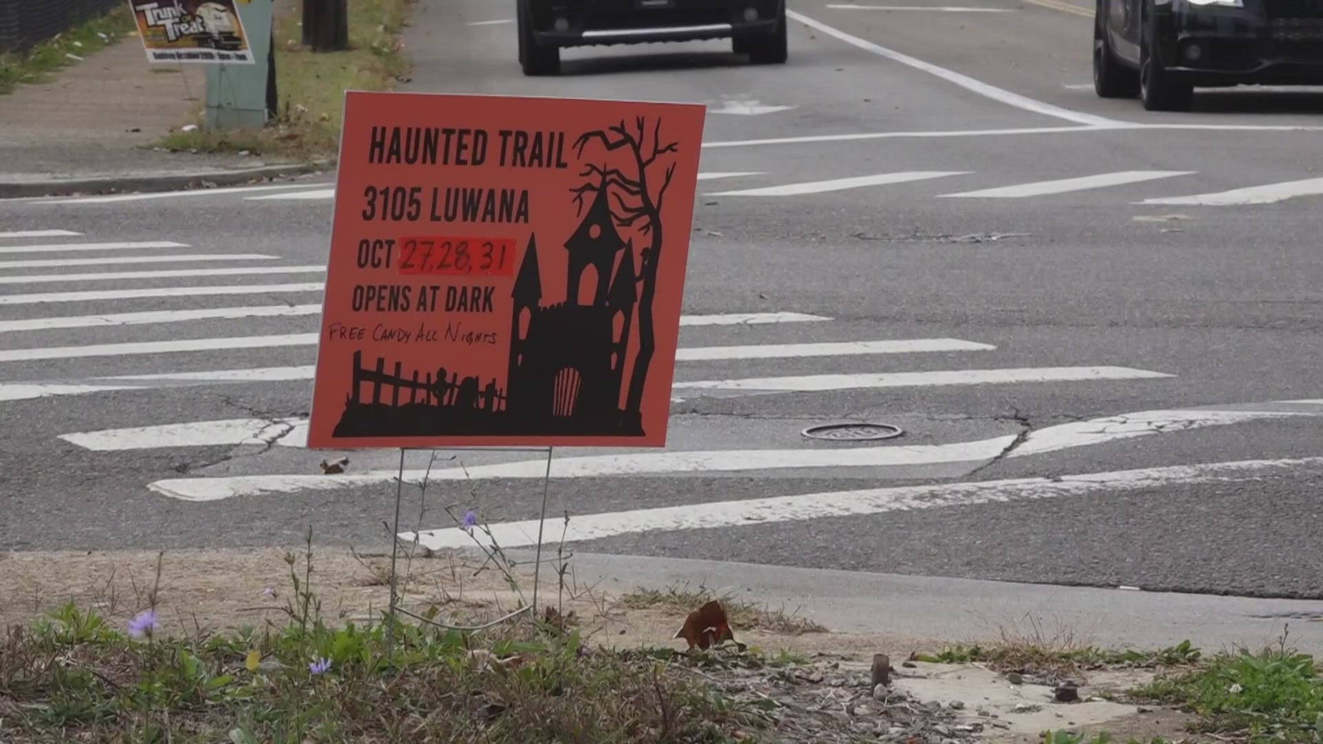 A Knoxville man is hosting a free haunted trail for the community, for the second year in a row.