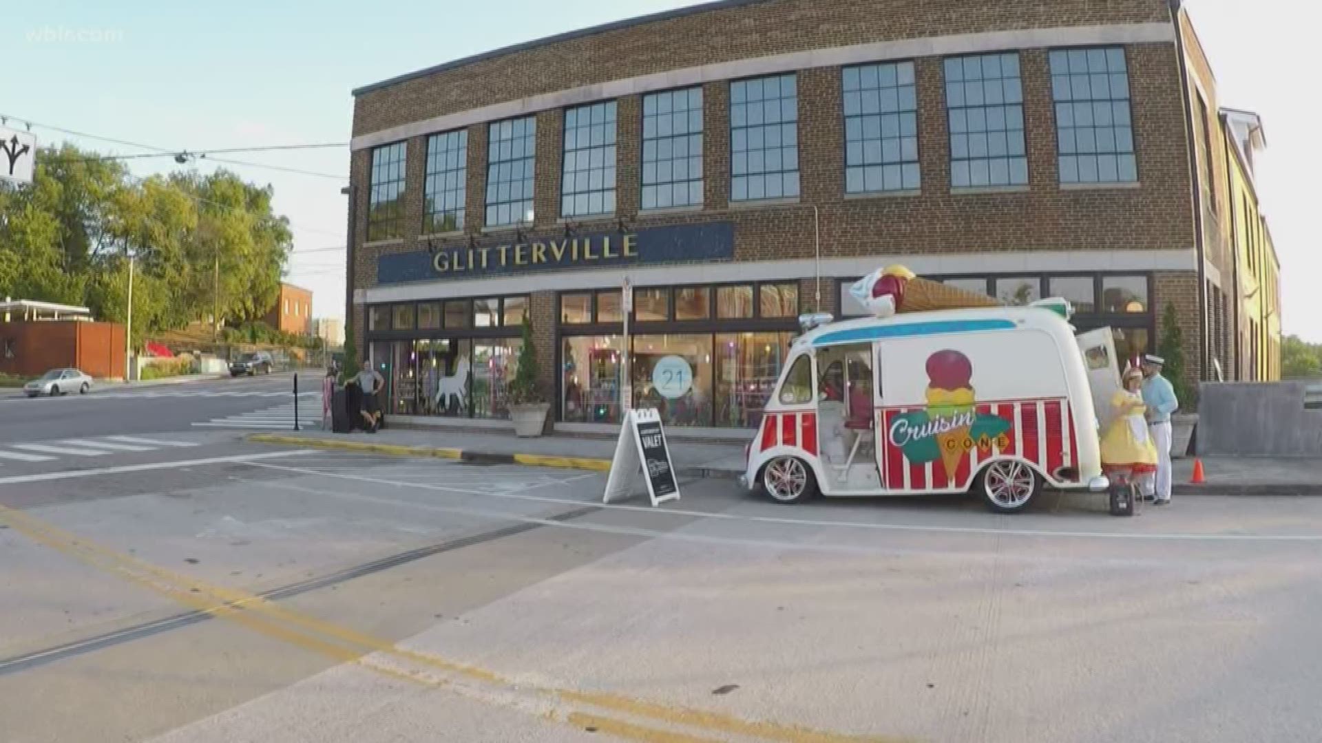 A Glitterville showroom held a soft opening in Knoxville tonight.