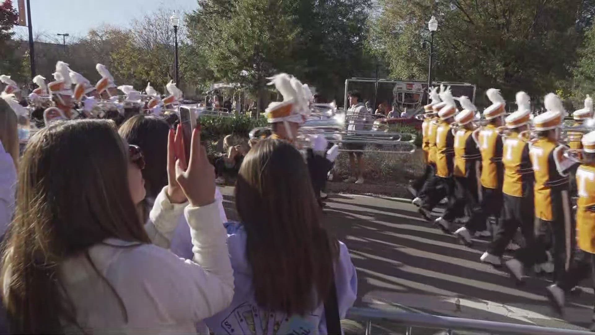 WBIR Meteorologist Cassie Nall is on the route with the 2023 UT homecoming parade.