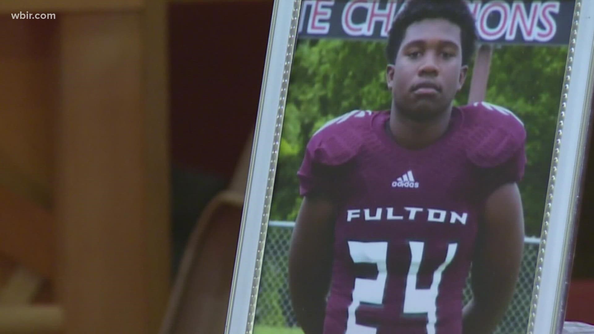 Todd Kelly Jr. changed his jersey from No. 6 to No. 24 in honor of Zaevion Dobson, who wore the number at Fulton High School before he was shot and killed.
