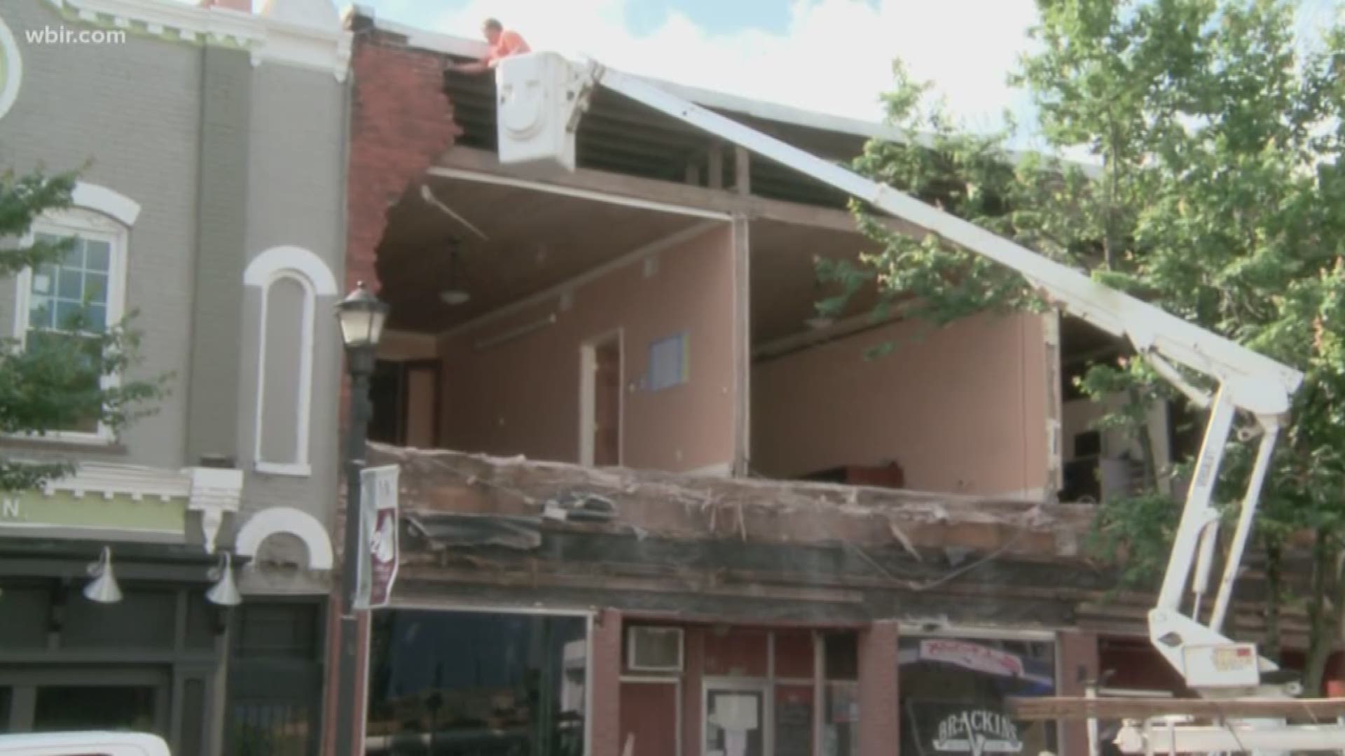 The entire brick wall of a downtown Maryville building that houses the Brackins Blues Club collapsed just after midnight Thursday, a few days after a smaller section of brick fell at the front of the building.