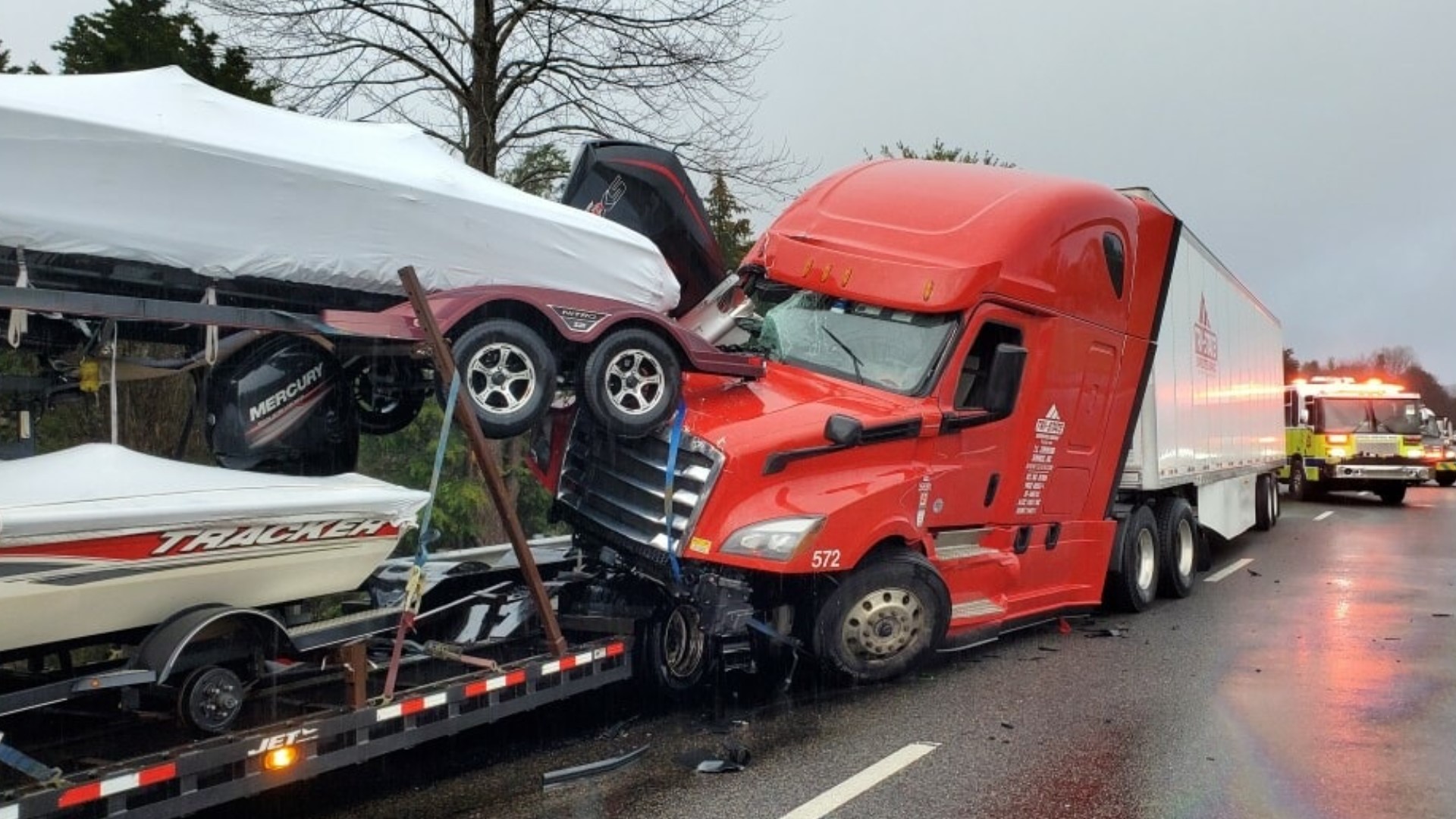 Minor Injuries Reported In Multi Vehicle Crash Involving Tractor Trailers On I 40 West Near