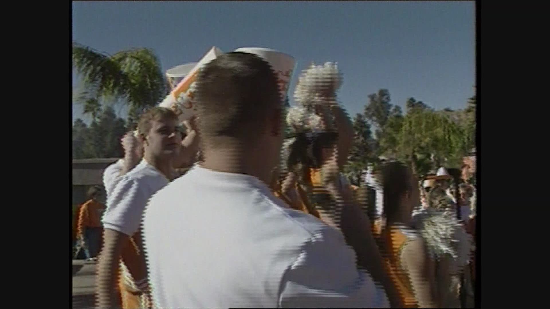 1998 Tennessee fans arrived in Arizona ready to cheer the Vols on to a win.