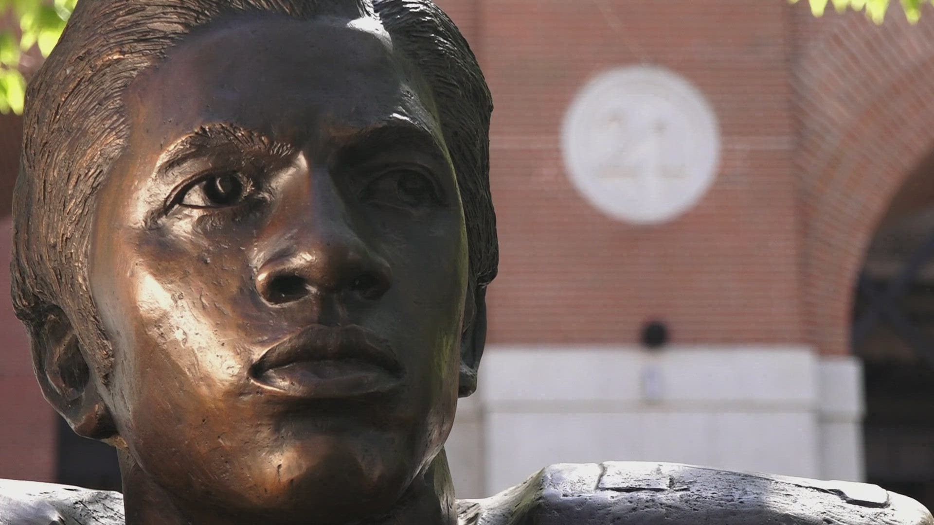 New Vols uniforms honor SEC's first Black quarterback, Condredge Holloway