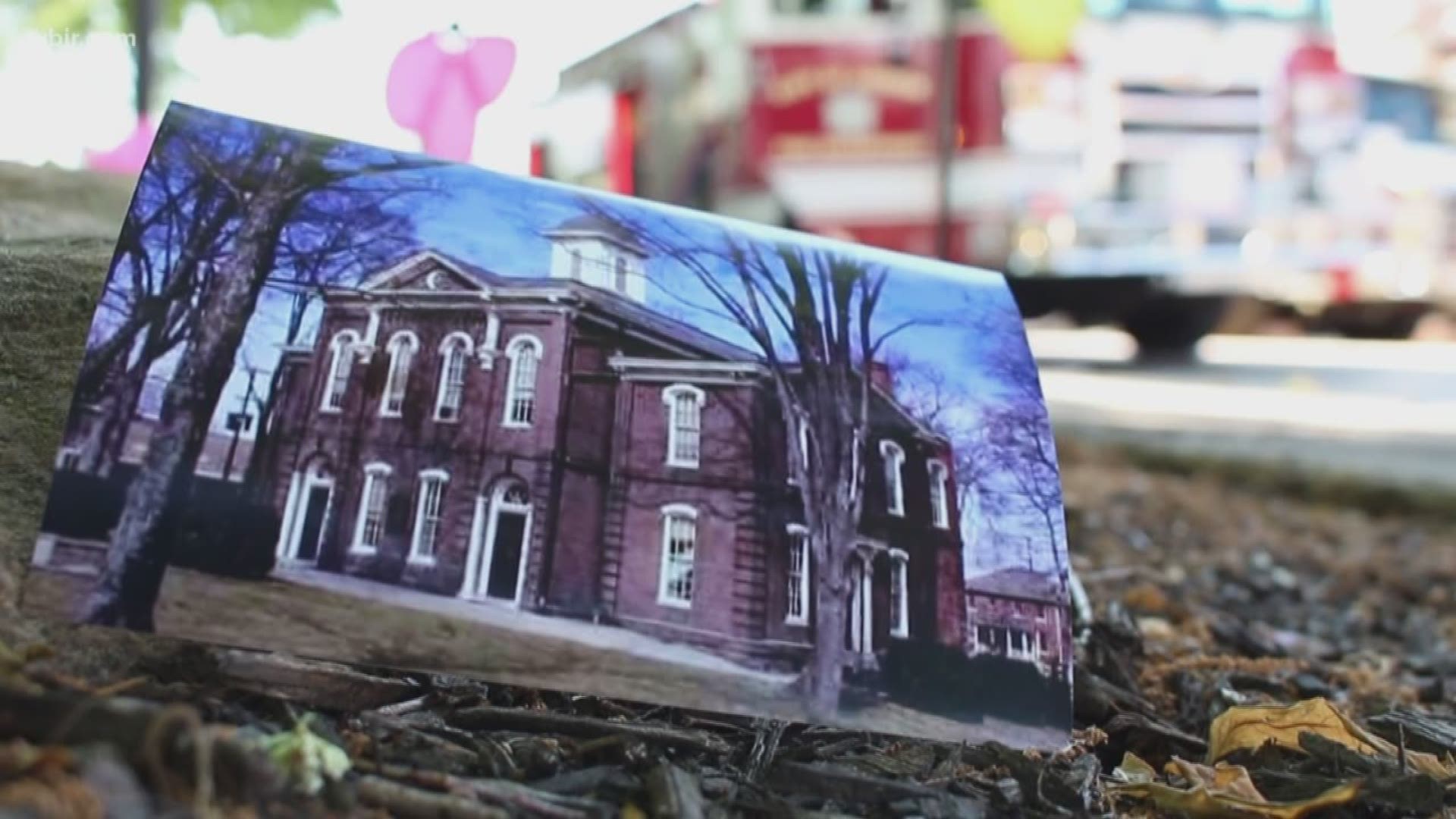 People across East Tennessee are mourning the loss of the Loudon County courthouse after a devastating fire.