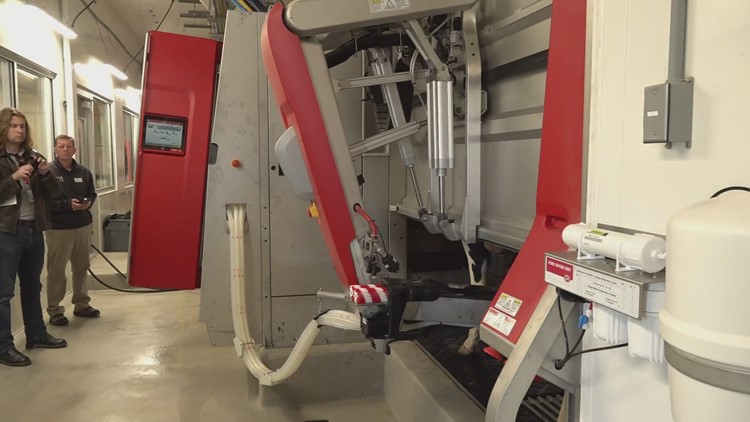 UT shows off new robotic milking machine