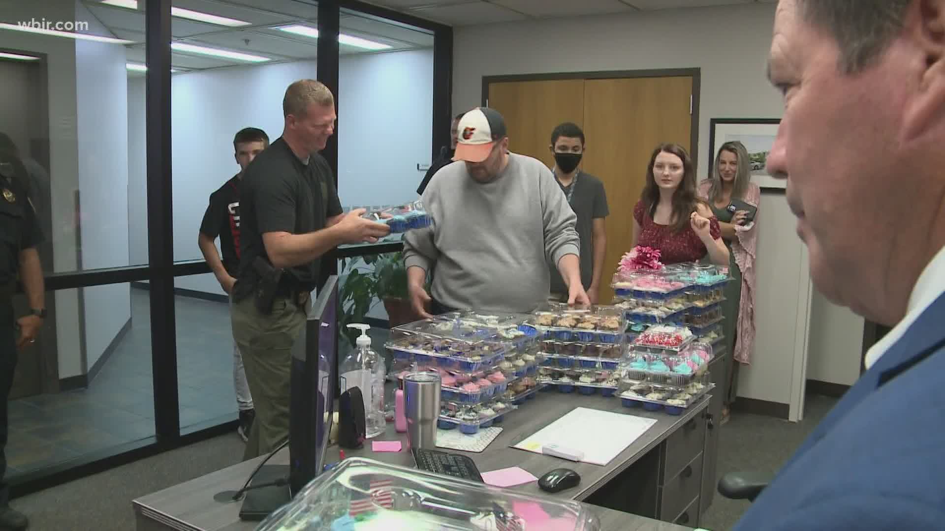 A Knoxville man and his daughter are showing their appreciation for law enforcement through cupcakes.