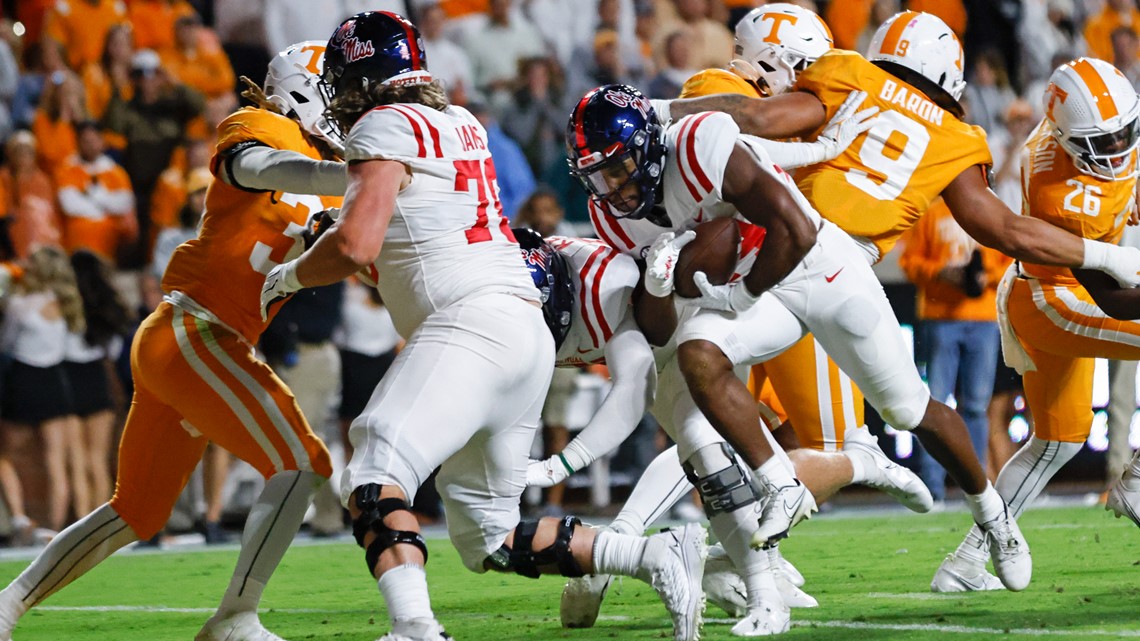 Tennessee fans throw trash on field as Vols lose to Ole Miss, 3126