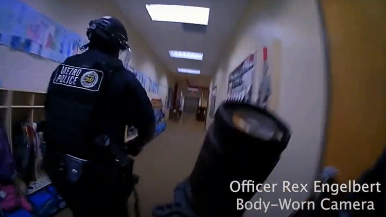 La policía de Nashville muestra un video de las cámaras corporales de los oficiales confrontando al tirador de la escuela