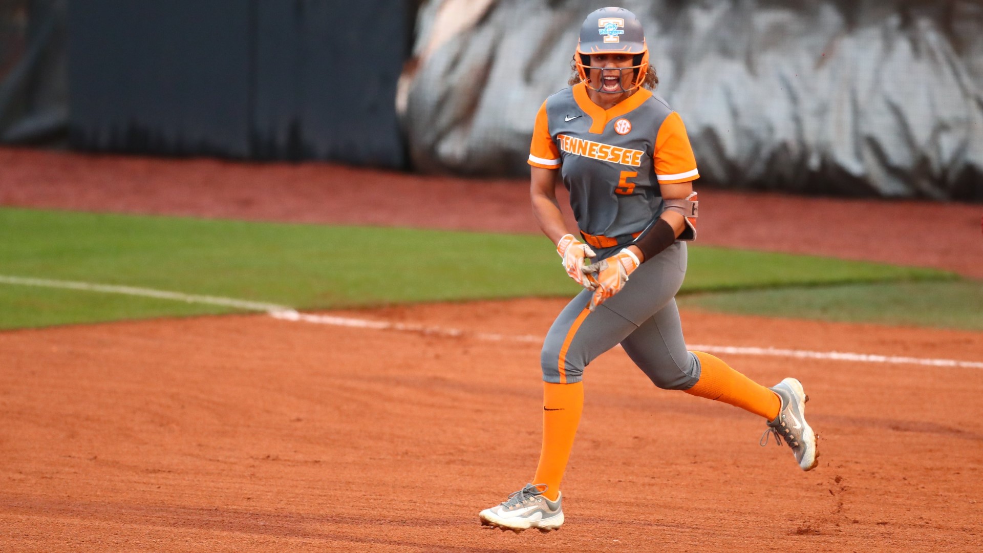 No. 4 Lady Vol softball advances to Knoxville Regional final