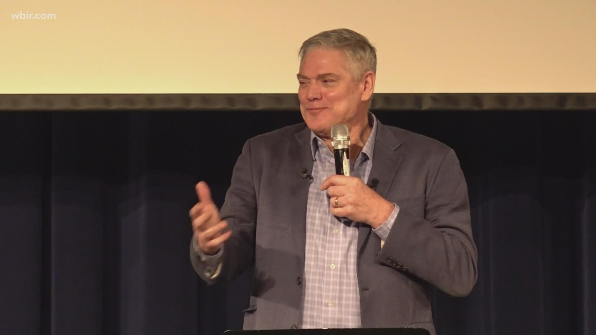 Dale Murphy speaks to attendees at a Hardin Valley baseball fundraising event.