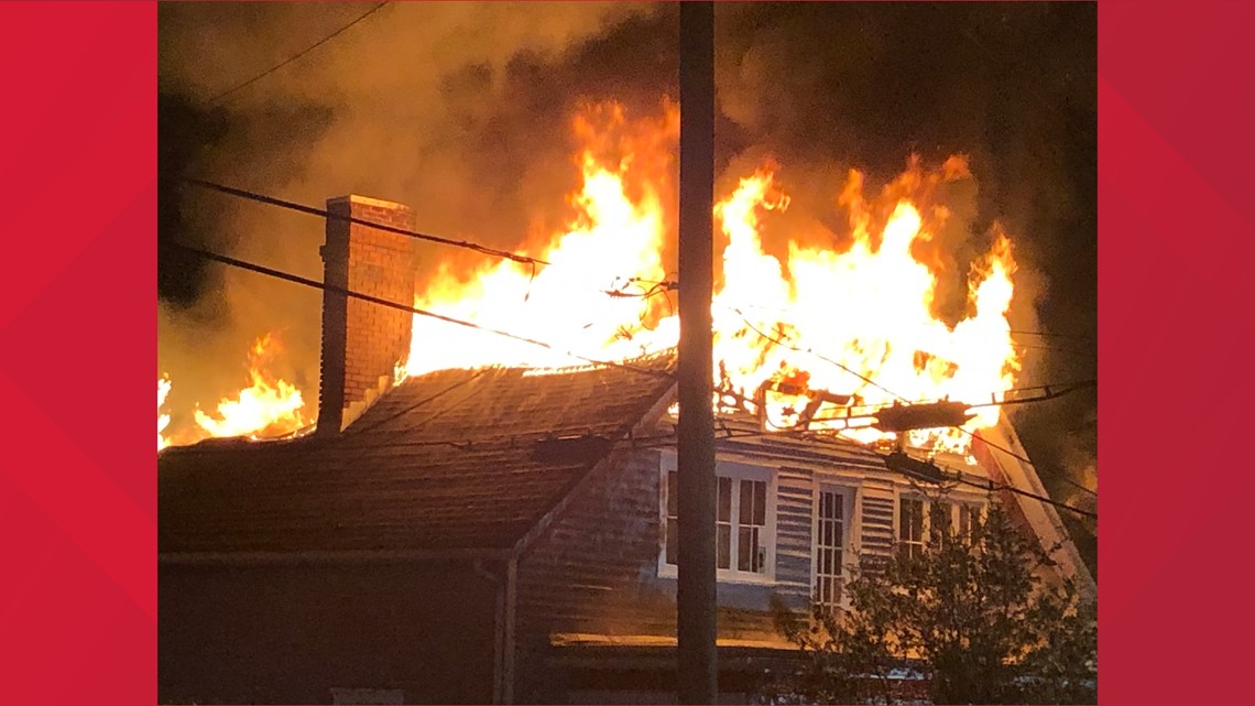 North Knoxville house fire breaks out near North Broadway early Tuesday