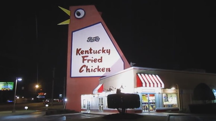 Giant topiary chicken gives small town something to crow about | wbir.com