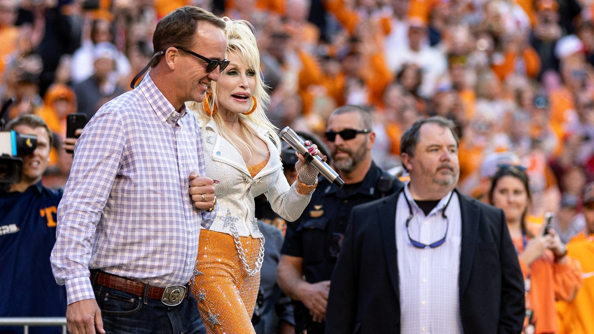 Dolly Parton sings Rocky Top at Neyland Stadium | wbir.com