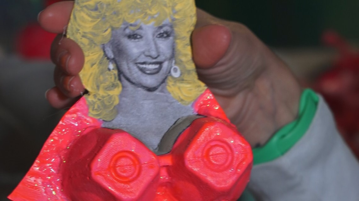 Artist creates Dolly Parton crowns out of egg cartons - Vimarsana News