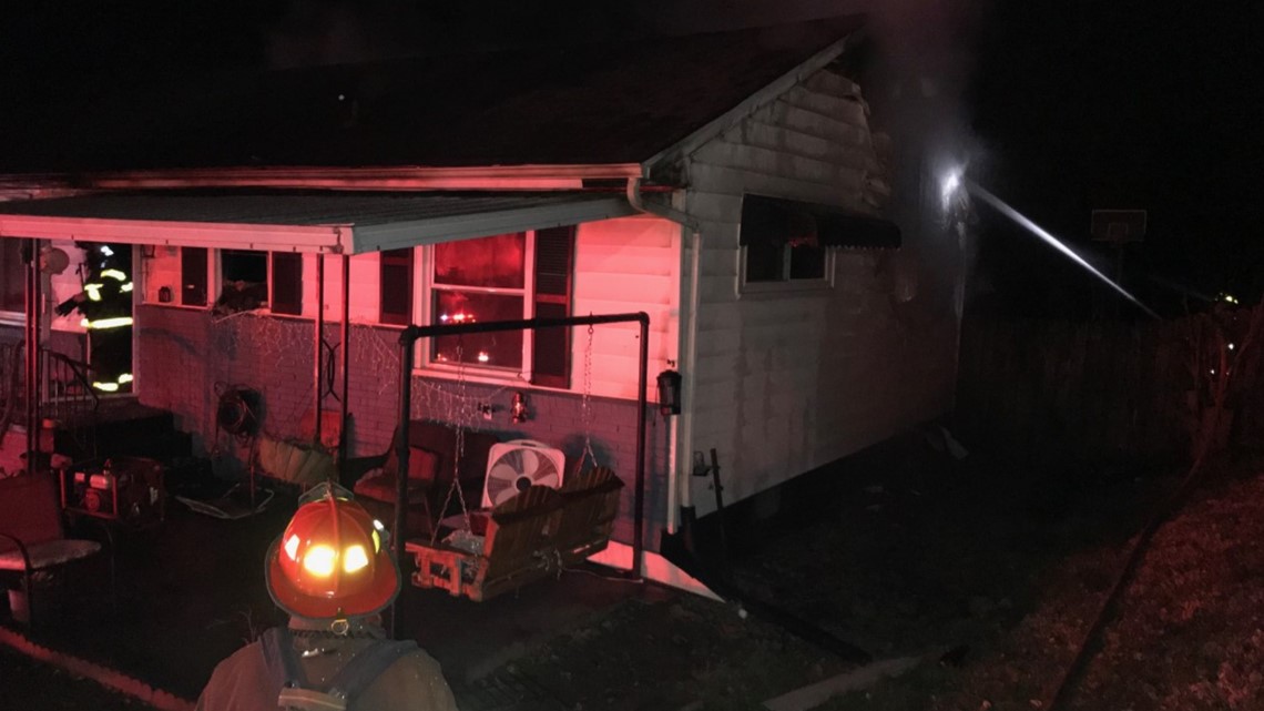 Knoxville fire crews battle West Knoxville house fire