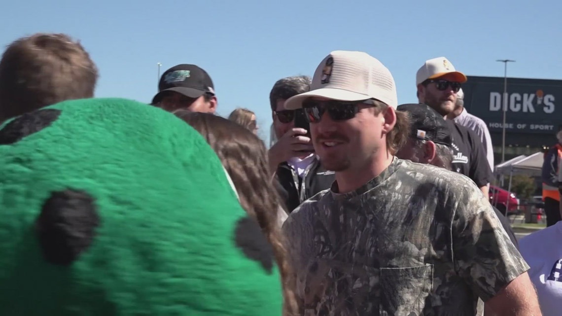 Wallen stops by West Town Mall during food drive to help